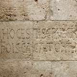 Una curiosit�. Su tutto il prospetto sono incisi dei nomi: sono quelli di alcuni defunti, devoti in vita a San Gregorio